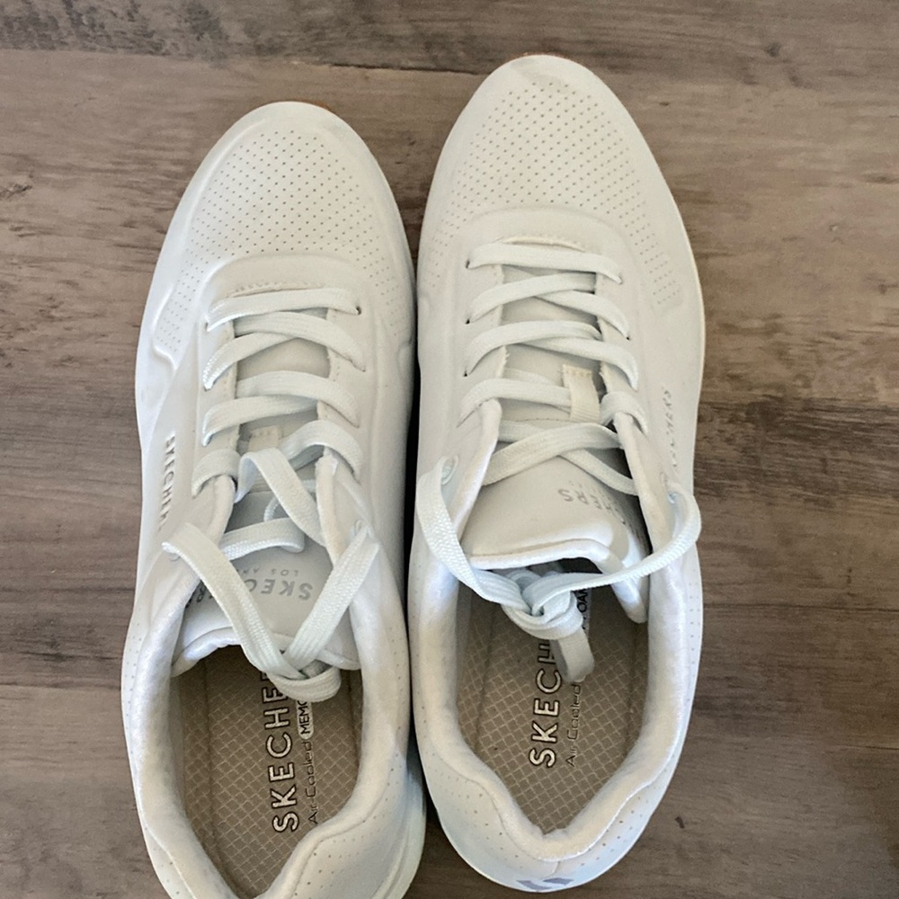 SKECHERS LEATHER SNECKERS!